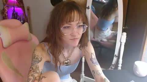 Snapshot of honeybeexo333 chatting on November 17, 2025, 6:46 pm Honey Bee online show from November 17, 2025, 6:46 pm