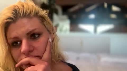 Snapshot of honeybuhnny chatting on February 25, 2026, 12:53 am honeybuhnny online show from February 25, 2026, 12:53 am