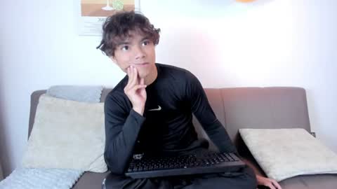 honeymoon_sariel online show from June 17, 2026, 1:45 pm
