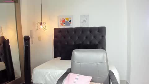 Snapshot of honeymoongirlie chatting on February 24, 2025, 9:31 pm Princess Sofia online show from February 24, 2025, 9:31 pm