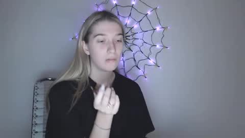 honeyveil online show from November 6, 2025, 2:07 pm