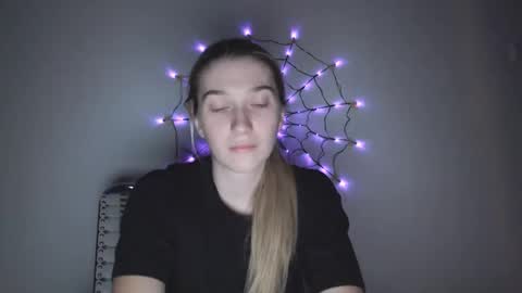 honeyveil online show from November 8, 2025, 4:40 pm