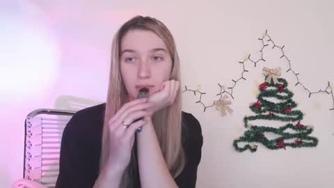 Snapshot of honeyveil chatting on February 3, 2026, 12:21 pm honeyveil online show from February 3, 2026, 12:21 pm