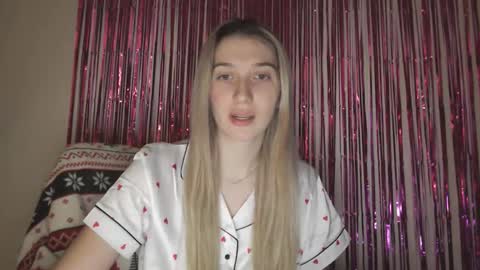 Snapshot of honeyveil chatting on February 16, 2026, 9:44 pm honeyveil online show from February 16, 2026, 9:44 pm