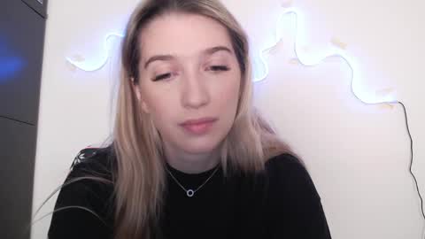 honeyveil online show from March 12, 2026, 11:16 am