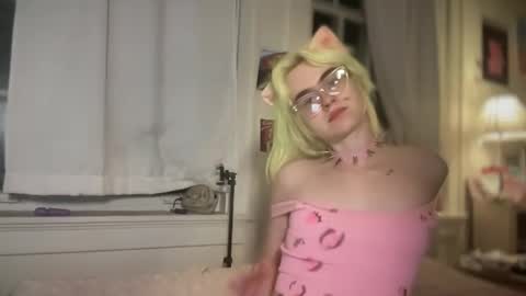 Snapshot of honeyxlimbed chatting on October 27, 2025, 5:00 am Emi Rose online show from October 27, 2025, 5:00 am