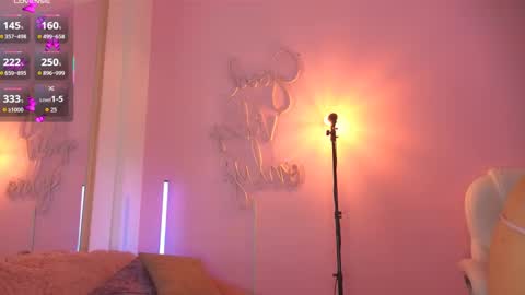 Snapshot of honeyymoonn_ chatting on September 24, 2025, 9:51 pm Honey Moon Help me to reach 100 thumbs up online show from September 24, 2025, 9:51 pm
