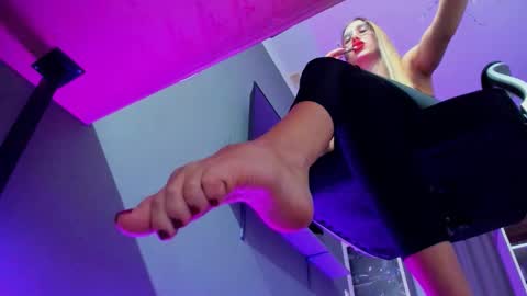 hooot_blonde777 online show from October 3, 2025, 11:46 pm