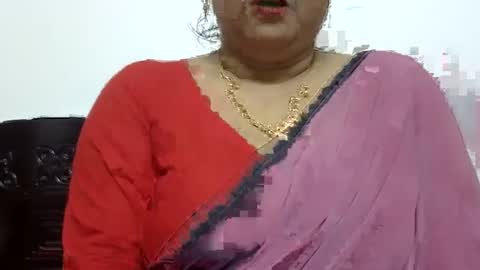 Snapshot of horneydesibabe chatting on December 24, 2024, 6:17 pm horneydesibabe online show from December 24, 2024, 6:17 pm