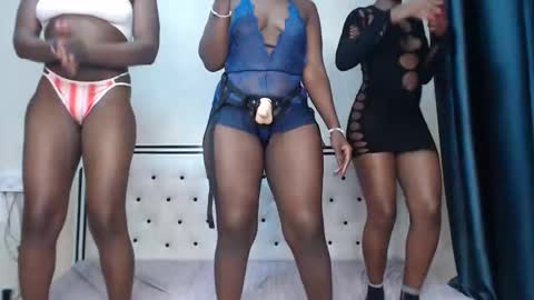 Snapshot of horny_laurell chatting on October 7, 2025, 5:43 pm Laurel online show from October 7, 2025, 5:43 pm