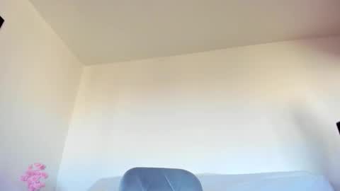 Snapshot of hornyemma_ chatting on October 21, 2025, 8:37 am Emma online show from October 21, 2025, 8:37 am