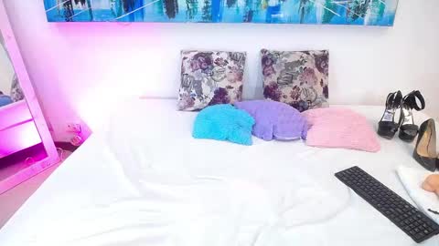 LILY online show from April 16, 2026, 9:39 pm