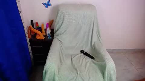 Snapshot of hot_girl01_hanna chatting on November 14, 2025, 11:57 pm angie online show from November 14, 2025, 11:57 pm