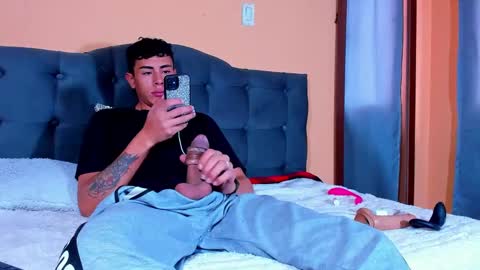 hot_twinks83 online show from January 29, 2025, 1:49 pm