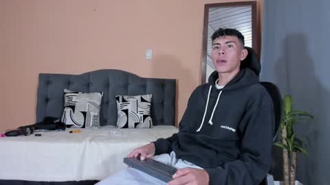 hot_twinks83 online show from February 5, 2025, 11:23 am