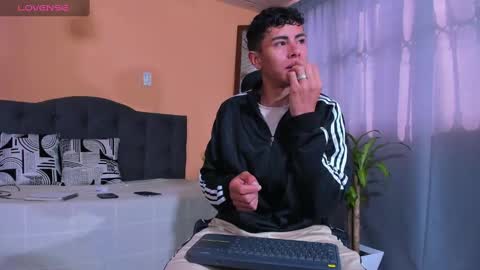 hot_twinks83 online show from March 2, 2025, 12:54 pm