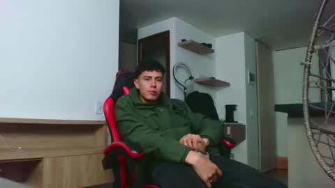 hot_twinks83 online show from September 22, 2025, 11:18 pm