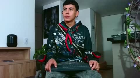 hot_twinks83 online show from September 30, 2025, 12:10 pm