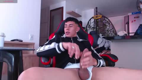 hot_twinks83 online show from October 18, 2025, 2:18 pm