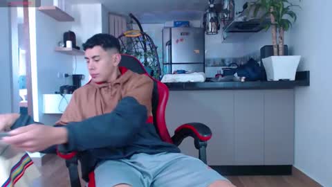 hot_twinks83 online show from October 22, 2025, 11:54 am