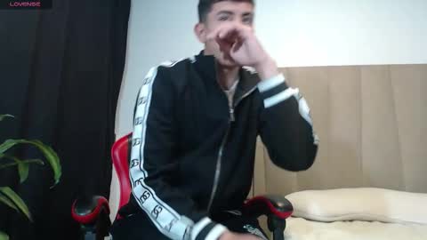 hot_twinks83 online show from November 14, 2025, 9:52 am