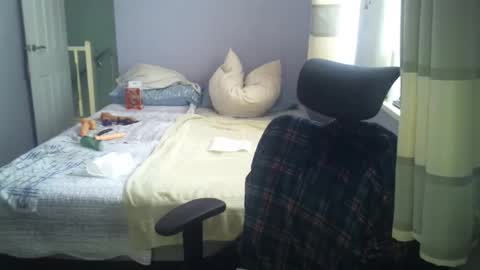 hotboyron online show from May 12, 2026, 9:06 am