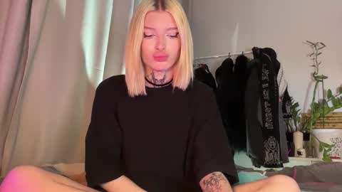 hotchubently online show from October 22, 2025, 3:23 pm