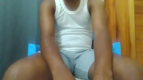 Snapshot of hotguyy001 chatting on October 19, 2025, 2:45 am hotguyy001 online show from October 19, 2025, 2:45 am