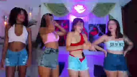 hotties_kittens18 online show from October 9, 2025, 4:05 pm