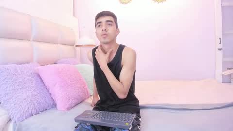 hottiie_guy online show from October 18, 2025, 12:06 pm