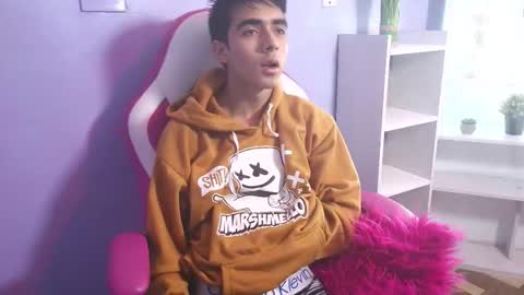 hottiie_guy online show from October 21, 2025, 6:19 pm