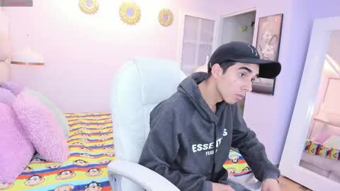 hottiie_guy online show from October 28, 2025, 6:21 pm