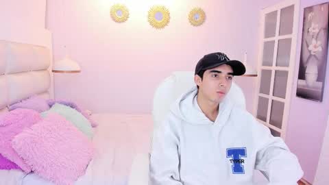 hottiie_guy online show from November 13, 2025, 6:29 pm