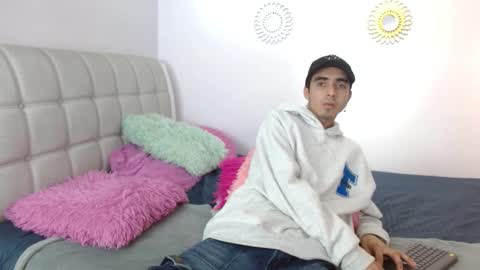 hottiie_guy online show from November 18, 2025, 6:34 pm
