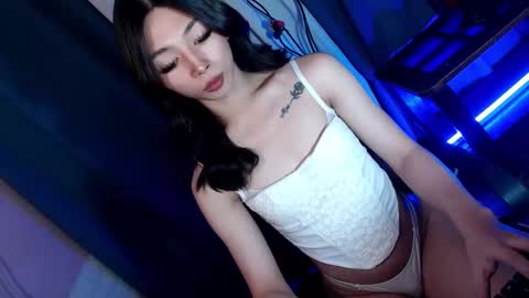 Snapshot of hottmolly100403 chatting on October 27, 2025, 5:33 am SCARLET online show from October 27, 2025, 5:33 am