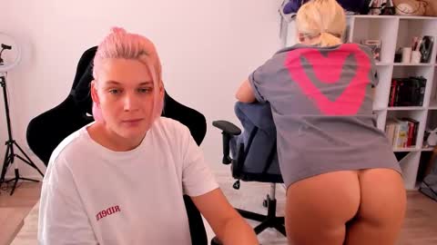 Snapshot of hottyblonds chatting on October 3, 2025, 9:39 am Nessie and Jessie online show from October 3, 2025, 9:39 am