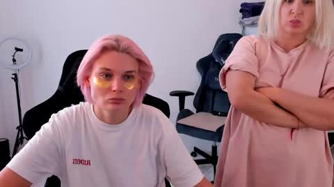 Snapshot of hottyblonds chatting on October 4, 2025, 10:02 am Nessie and Jessie online show from October 4, 2025, 10:02 am