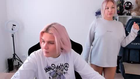 Snapshot of hottyblonds chatting on October 18, 2025, 10:16 am Nessie and Jessie online show from October 18, 2025, 10:16 am