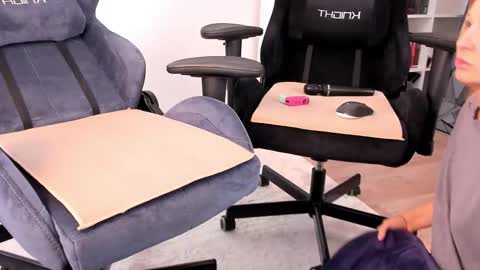 Snapshot of hottyblonds chatting on October 25, 2025, 10:45 am Nessie and Jessie online show from October 25, 2025, 10:45 am