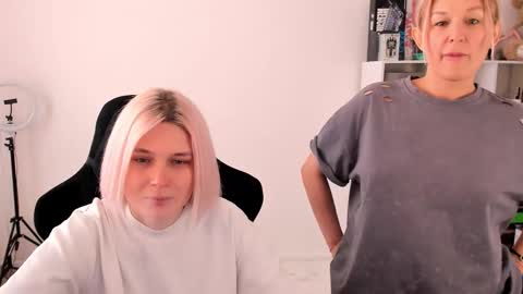 Snapshot of hottyblonds chatting on October 31, 2025, 11:33 am Nessie and Jessie online show from October 31, 2025, 11:33 am