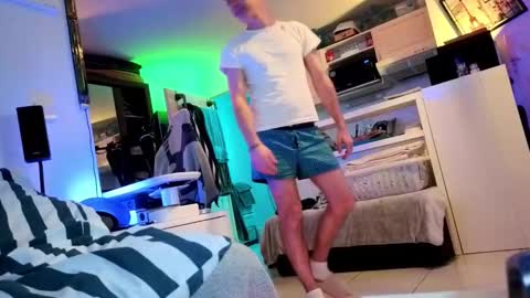 Snapshot of hugolandcam chatting on January 3, 2025, 9:15 pm Hugo online show from January 3, 2025, 9:15 pm