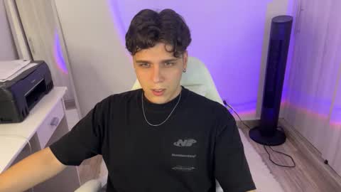 hun_damer online show from November 12, 2025, 4:35 am