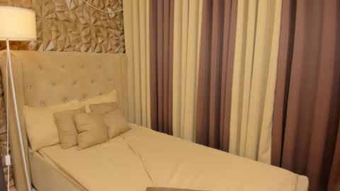 hunkhomerontop online show from October 10, 2025, 6:01 am