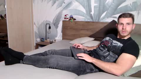 Snapshot of hunterbridges chatting on January 1, 2025, 2:42 pm Hunter Bridges online show from January 1, 2025, 2:42 pm