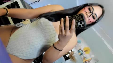 Snapshot of hunterxhuntress chatting on November 18, 2025, 7:57 am HELLO HANNAH IS BACK online show from November 18, 2025, 7:57 am