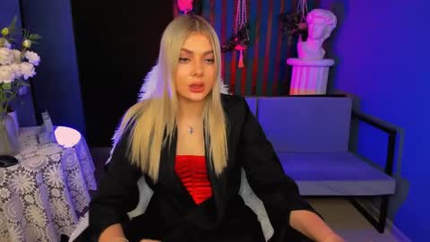 hyileyclark online show from April 15, 2026, 7:58 pm