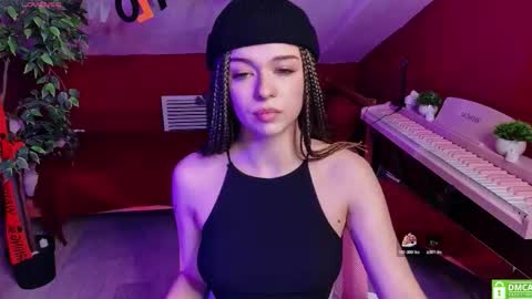 Julia online show from November 5, 2025, 8:42 pm