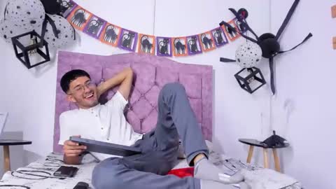 Snapshot of ian_thompsoncut chatting on October 19, 2025, 10:32 pm Ian Thompson online show from October 19, 2025, 10:32 pm