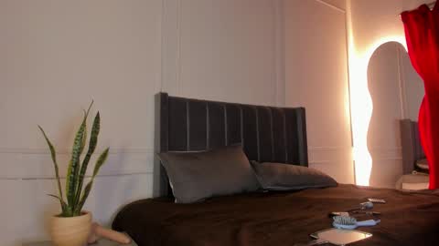 Crystall online show from September 25, 2025, 6:39 am