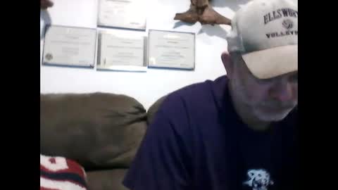 idkwhyidothis348732 online show from February 7, 2025, 12:17 pm